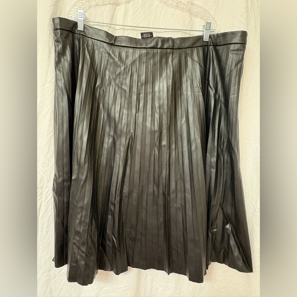 Faux leather pleated accordion skirt. Size 4X. NWT.